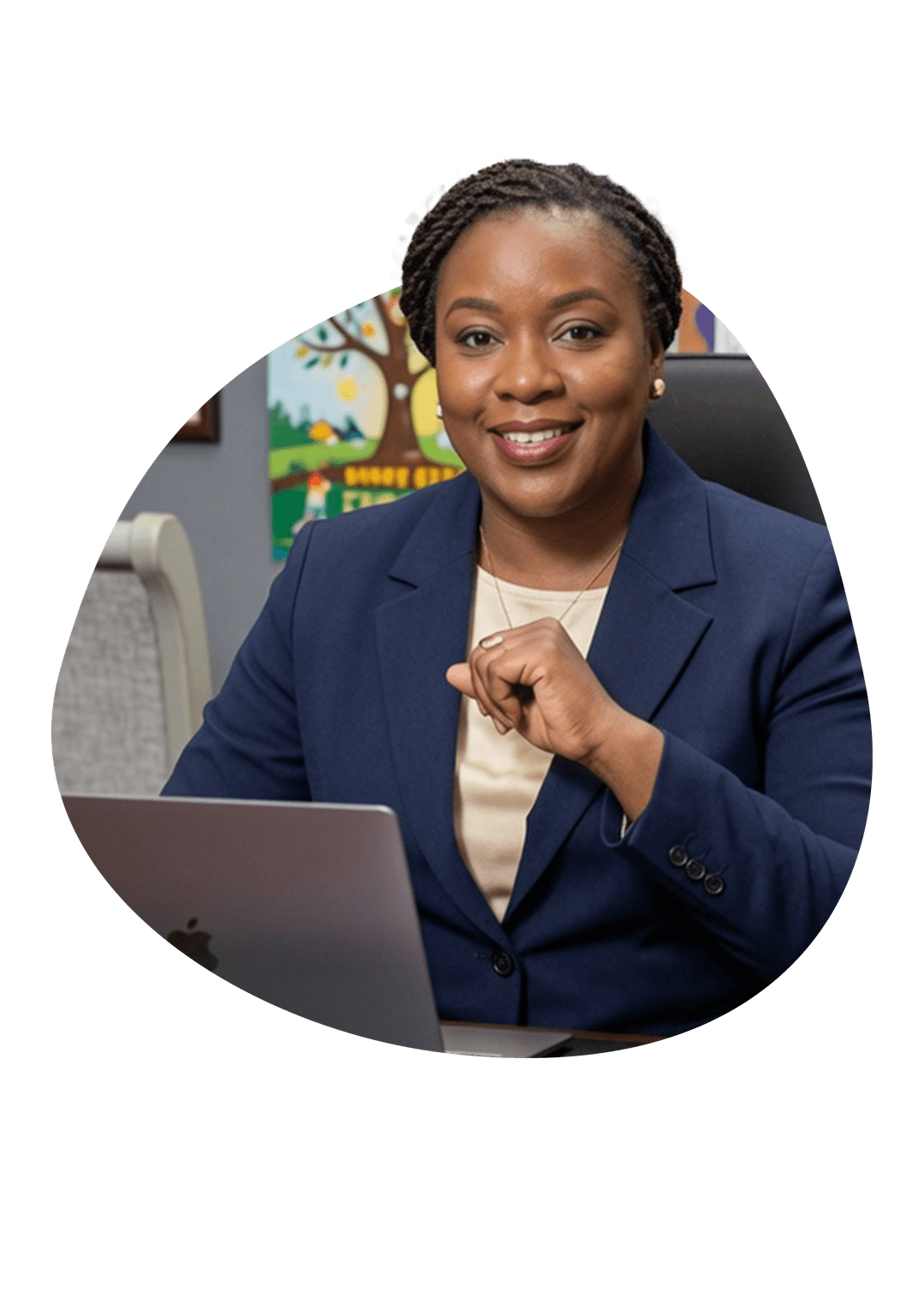 Directrice utilisant la plateforme Synoorg Academy